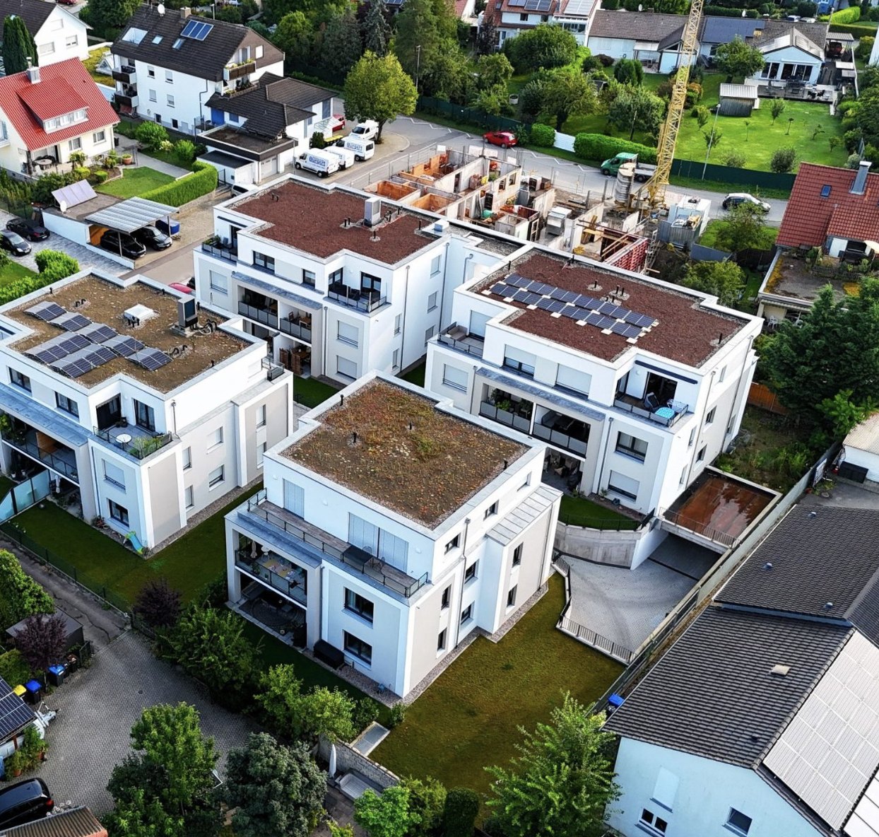 Mehrere moderne Neubauobjekte aus der Vogelperspektive